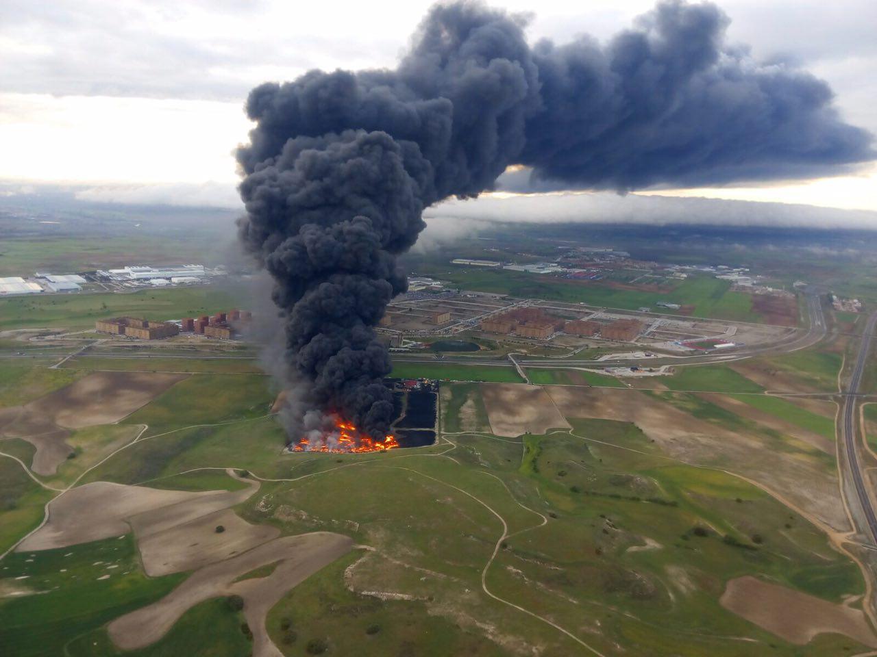 Una de las mejores fotos aéreas del incendio del vertedero de neumáticos de Seseña 